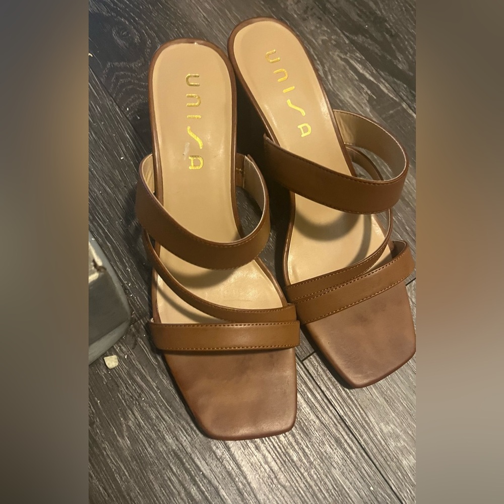 Pre-love tan sandal in good condition